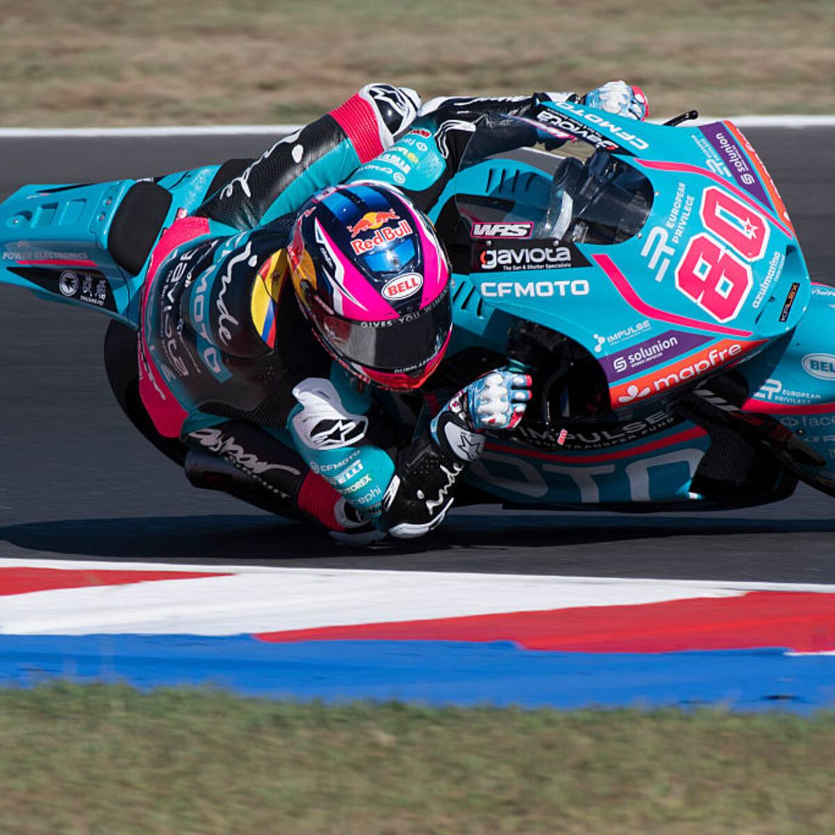 David Alonso sufre fuerte choque con un rival en prueba clasificatoria del GP de San Marino: véalo