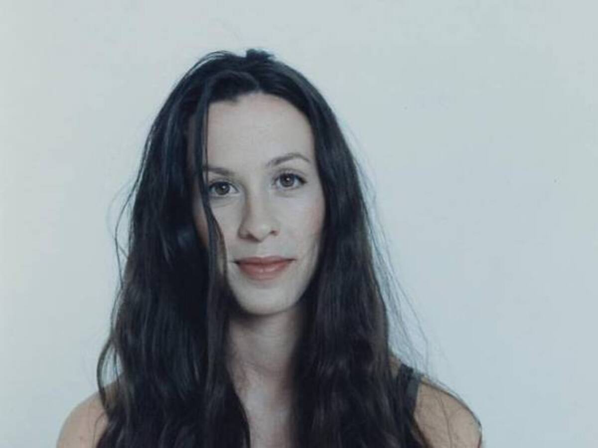 El desnudo artístico de Alanis Morissette para mostrar el avance de su embarazo
