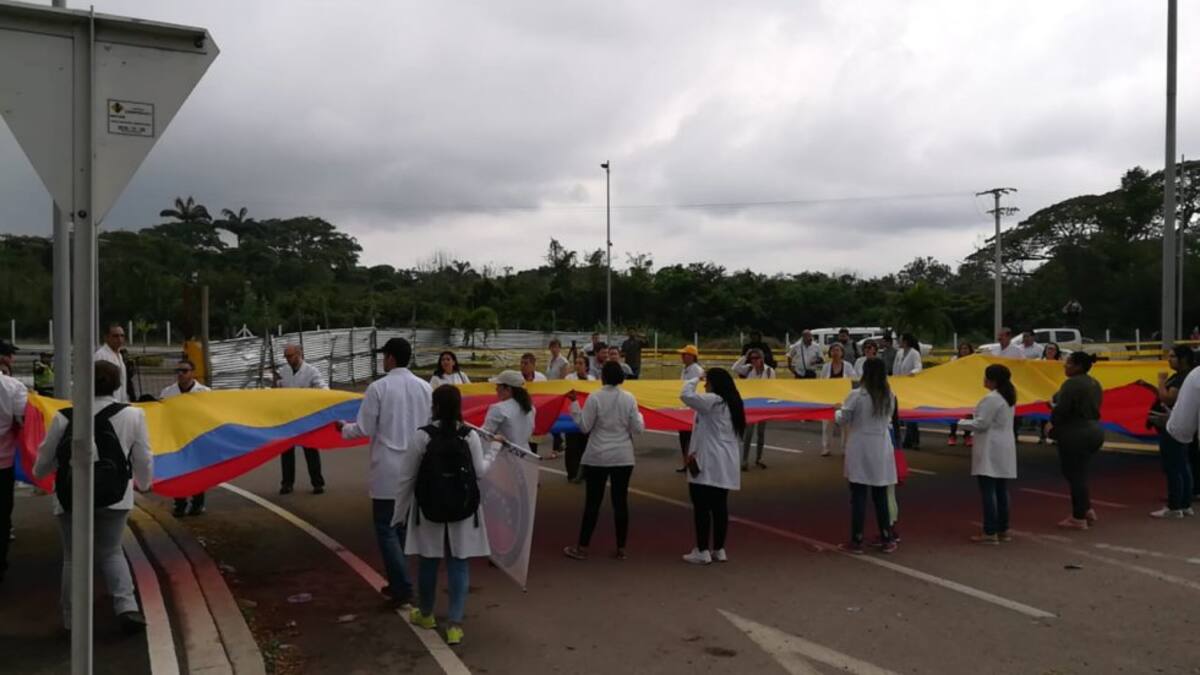 Más de 50 profesionales caminaron desde la frontera hasta el puente Tienditas para exigir garantías para sus pacientes.