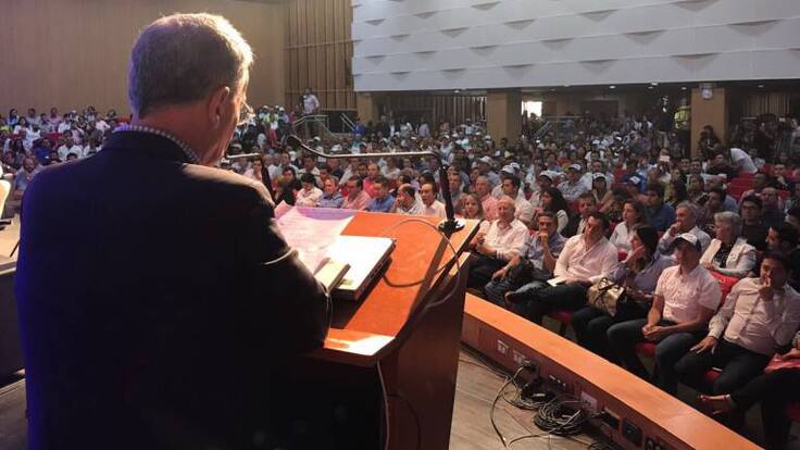 Senador Uribe pide subir el salario mínimo