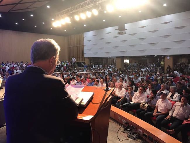 Senador Uribe pide subir el salario mínimo