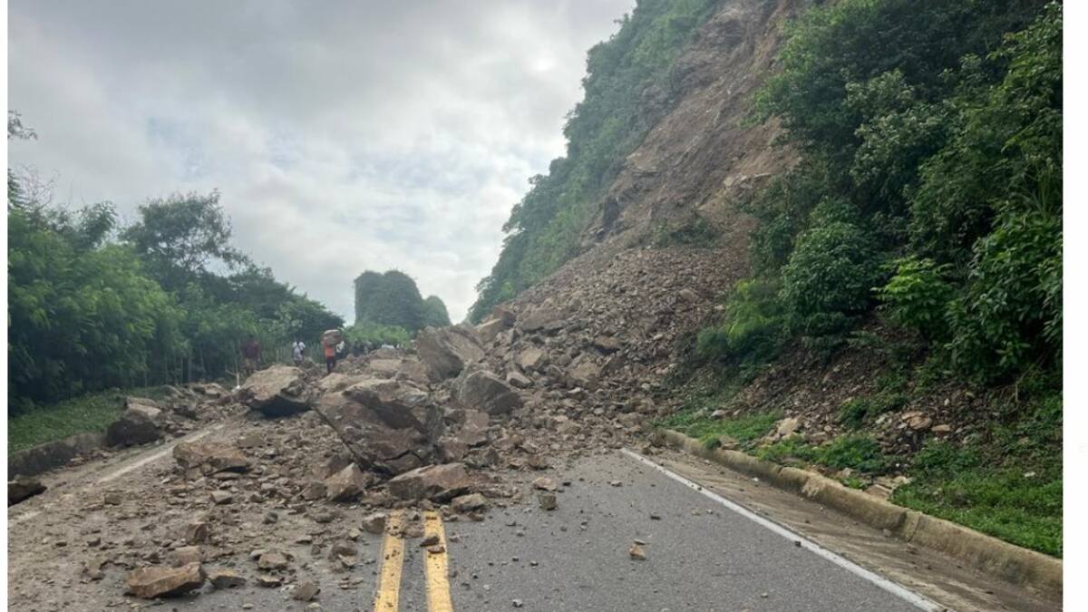 Viajeros reportan cierre de vía Santa Marta - Palomino por derrumbe de un cerro