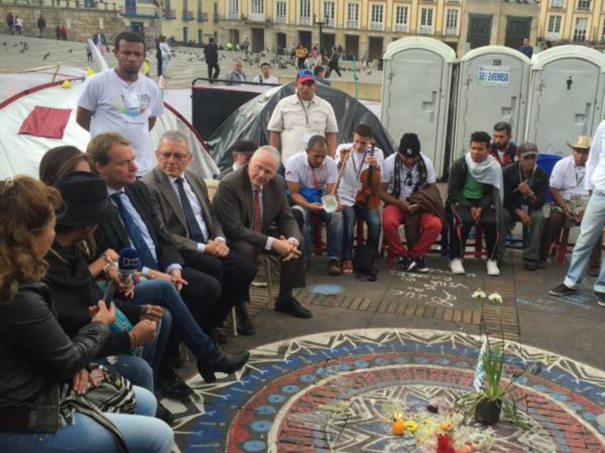 Diplomáticos alemanes repartieron salchichas en el 'Campamento por La Paz'