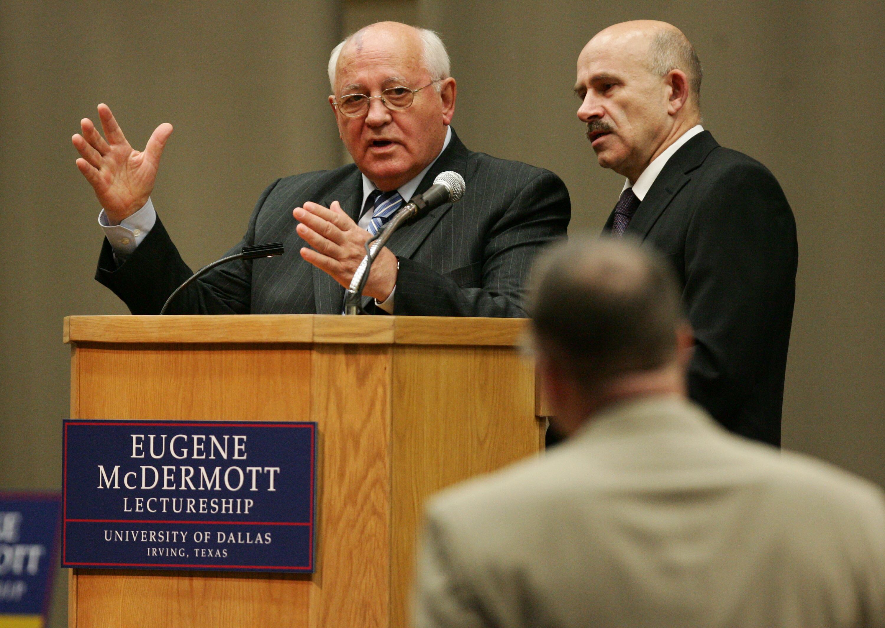 Pável Palazhchenko (derecha) acompañando a Mijaíl Gorbachov en 2007. Foto: Richard W. Rodriguez/Fort Worth Star-Telegram/Tribune News Service via Getty Images