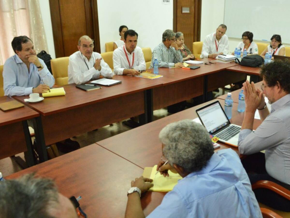 Negociadores de paz reciben comisión de víctimas de desaparición forzada