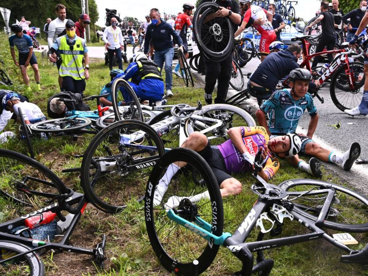 Detienen a espectadora del Tour de Francia que causó caída multiple