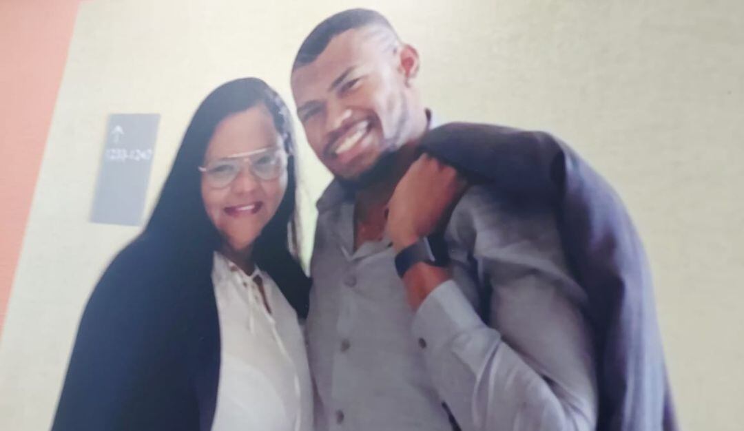 Anthony Zambrano junto con su mamá Miladis.