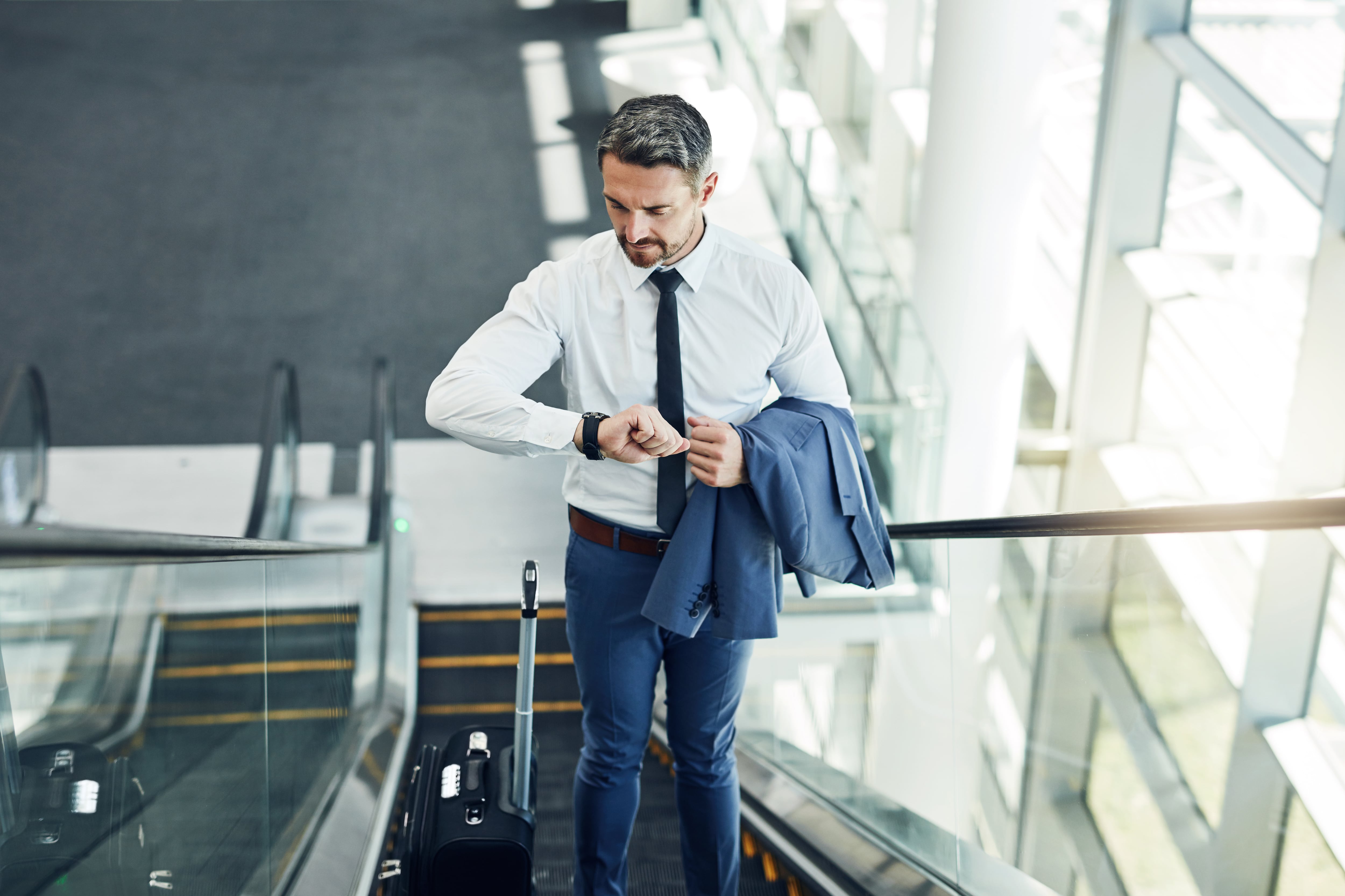 Persona llegando tarde al trabajo / Gettyimagenes