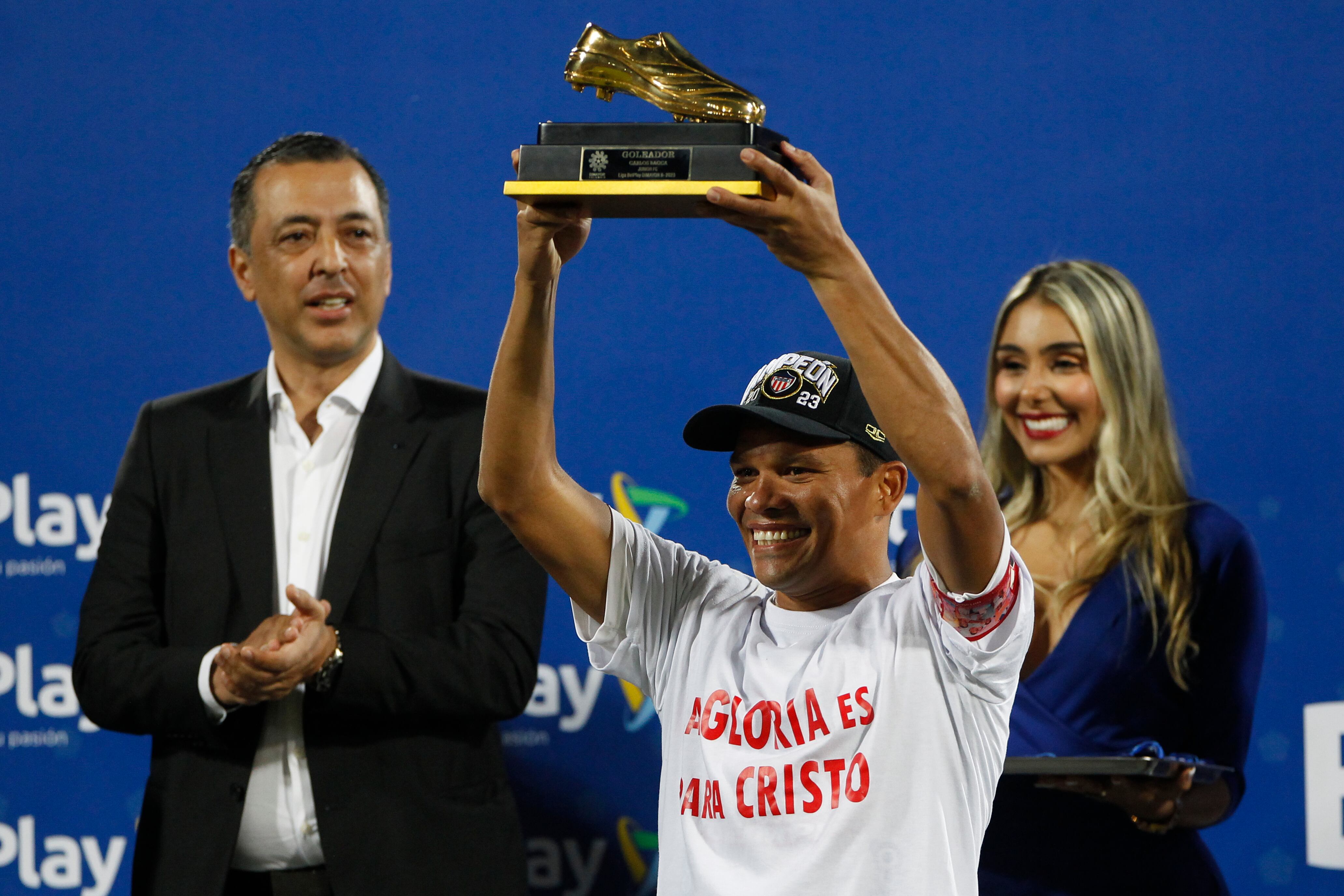 Carlos Bacca de Junior celebra con el trofeo como goleador de la Primera División de Colombia ante Deportivo Independiente Medellín (DIM), en el estadio Atanasio Girardot en Medellín (Colombia). EFE/ Luis Eduardo Noriega Arboleda