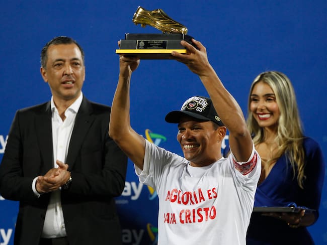 Carlos Bacca de Junior celebra con el trofeo como goleador de la Primera División de Colombia ante Deportivo Independiente Medellín (DIM), en el estadio Atanasio Girardot en Medellín (Colombia). EFE/ Luis Eduardo Noriega Arboleda