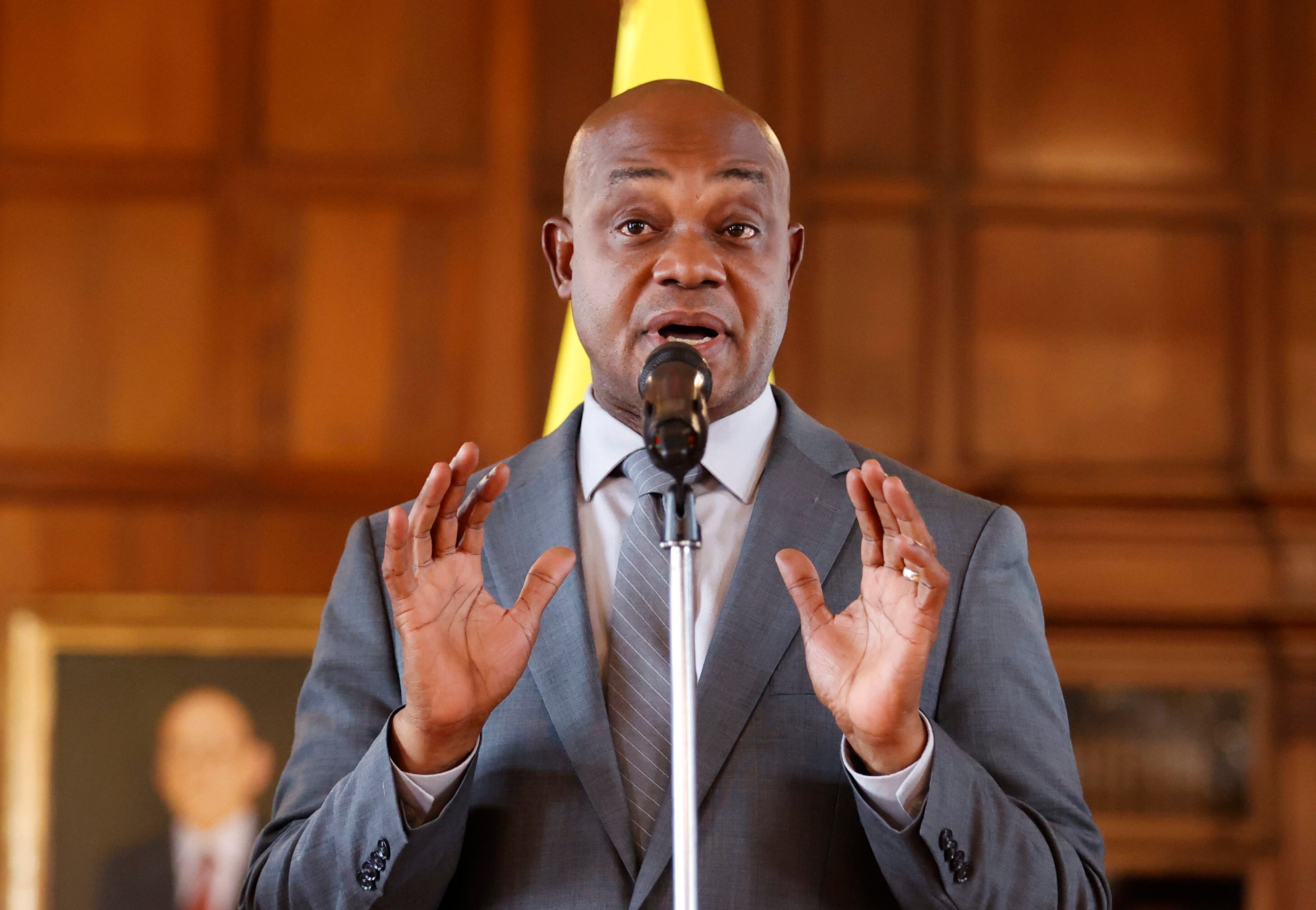 AME3845. BOGOTÁ (COLOMBIA), 27/08/2024.- El canciller colombiano, Luis Gilberto Murillo (c), habla durante una rueda de prensa este martes en Bogotá (Colombia). Murillo destacó que "por primera vez" la Conferencia de las Naciones Unidas sobre Biodiversidad "tendrá la participación de jefes de Gobierno", siendo los primeros confirmados los de Brasil, Panamá, Honduras, Ghana y Guinea-Bisáu. EFE/ Mauricio Dueñas Castañeda