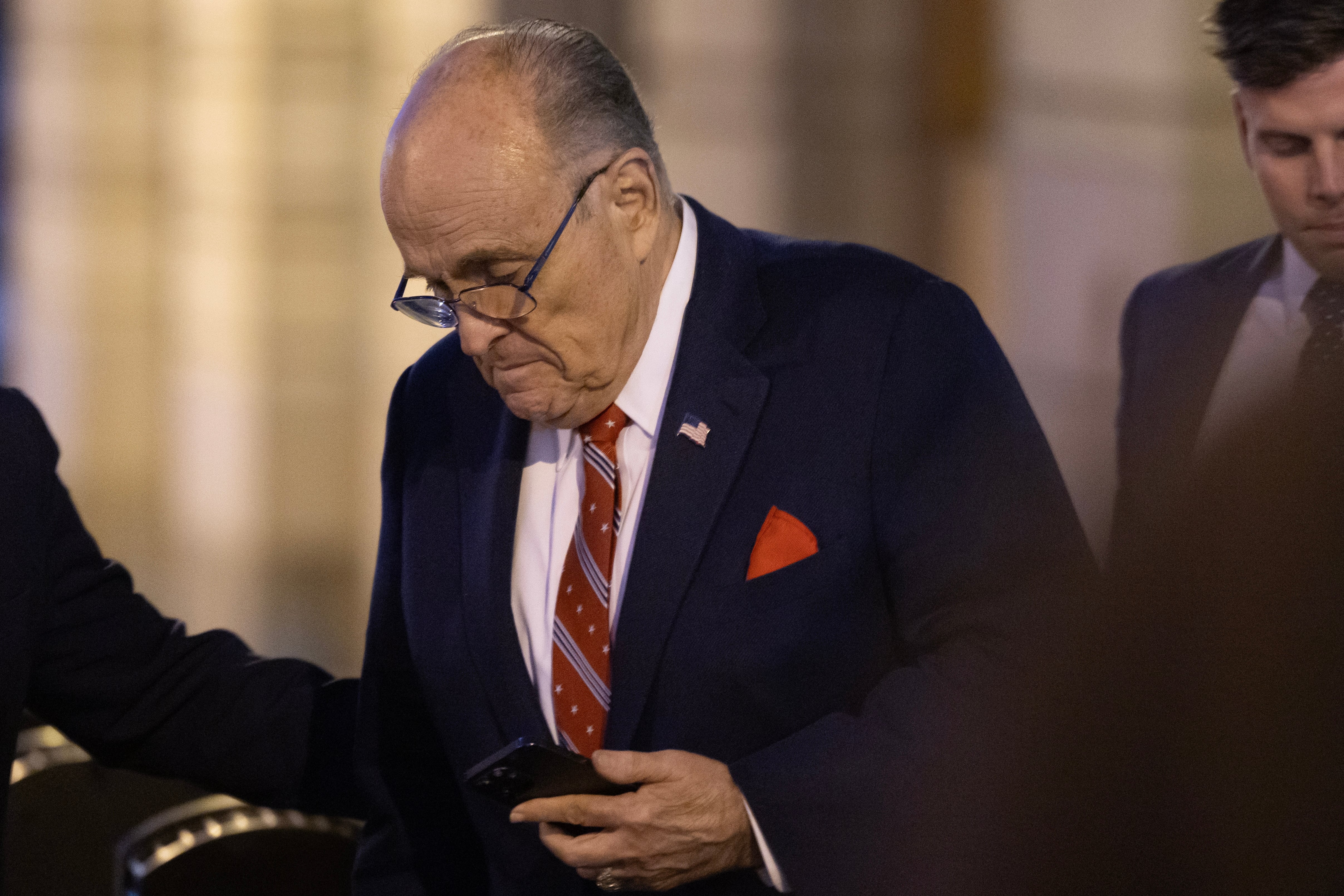Washington (United States), 14/12/2023.- Rudy Giuliani, former New York City mayor and former attorney for former president Trump, departs the US District Court at the end of the day during his ongoing defamation case brought by two Fulton County election workers in Washington, DC, USA, 14 December 2023. Two Atlanta workers Ruby Freeman and Shane Moss successfully sued Giuliani for defamation after they were harassed following Giuliani's false election claims. The DC jury will now determine how much Giuliani will have to pay them. (Nueva York) EFE/EPA/MICHAEL REYNOLDS