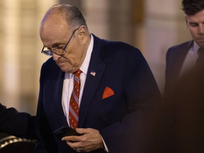 Washington (United States), 14/12/2023.- Rudy Giuliani, former New York City mayor and former attorney for former president Trump, departs the US District Court at the end of the day during his ongoing defamation case brought by two Fulton County election workers in Washington, DC, USA, 14 December 2023. Two Atlanta workers Ruby Freeman and Shane Moss successfully sued Giuliani for defamation after they were harassed following Giuliani's false election claims. The DC jury will now determine how much Giuliani will have to pay them. (Nueva York) EFE/EPA/MICHAEL REYNOLDS