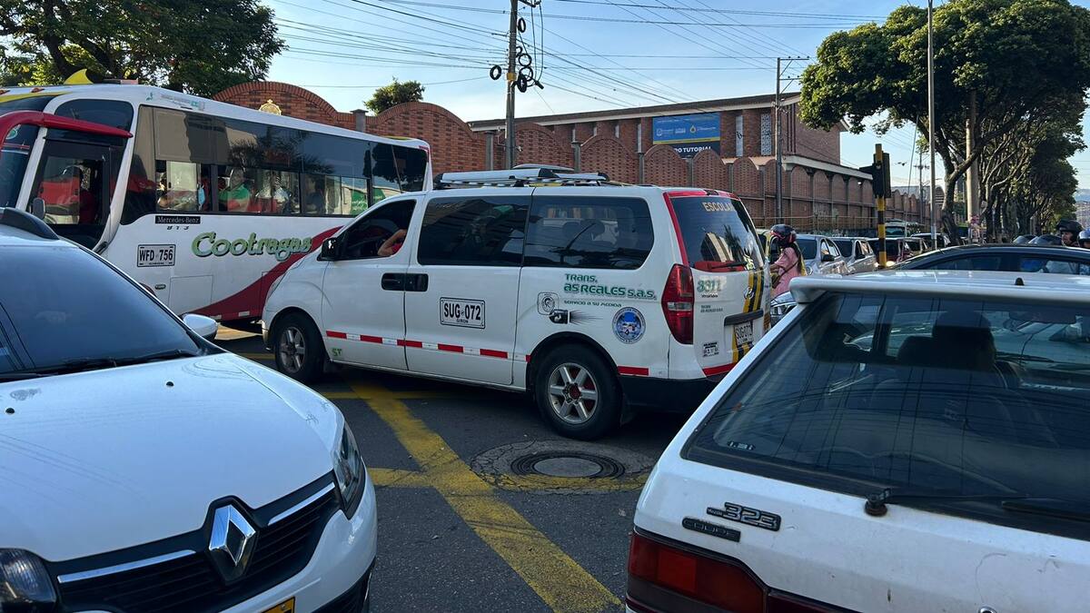 Trancón en la carrera 33 por daño de semáforos | Bucaramanga | Caracol ...
