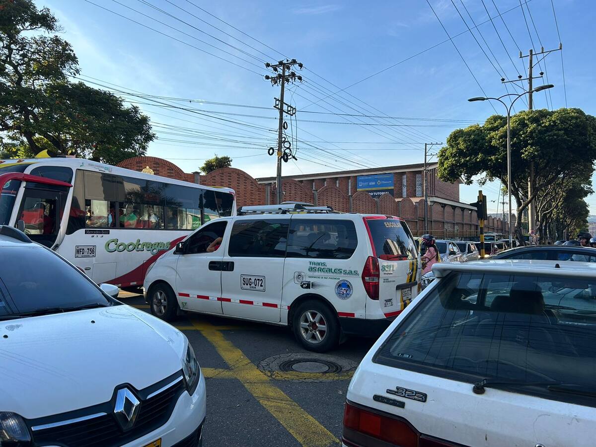 Trancón en la carrera 33 por daño de semáforos