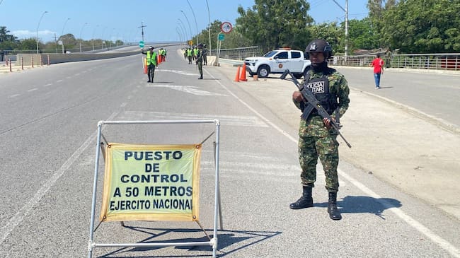 Soldados ya en las vías garantizando la seguridad. Foto: cortesía Segunda Brigada.