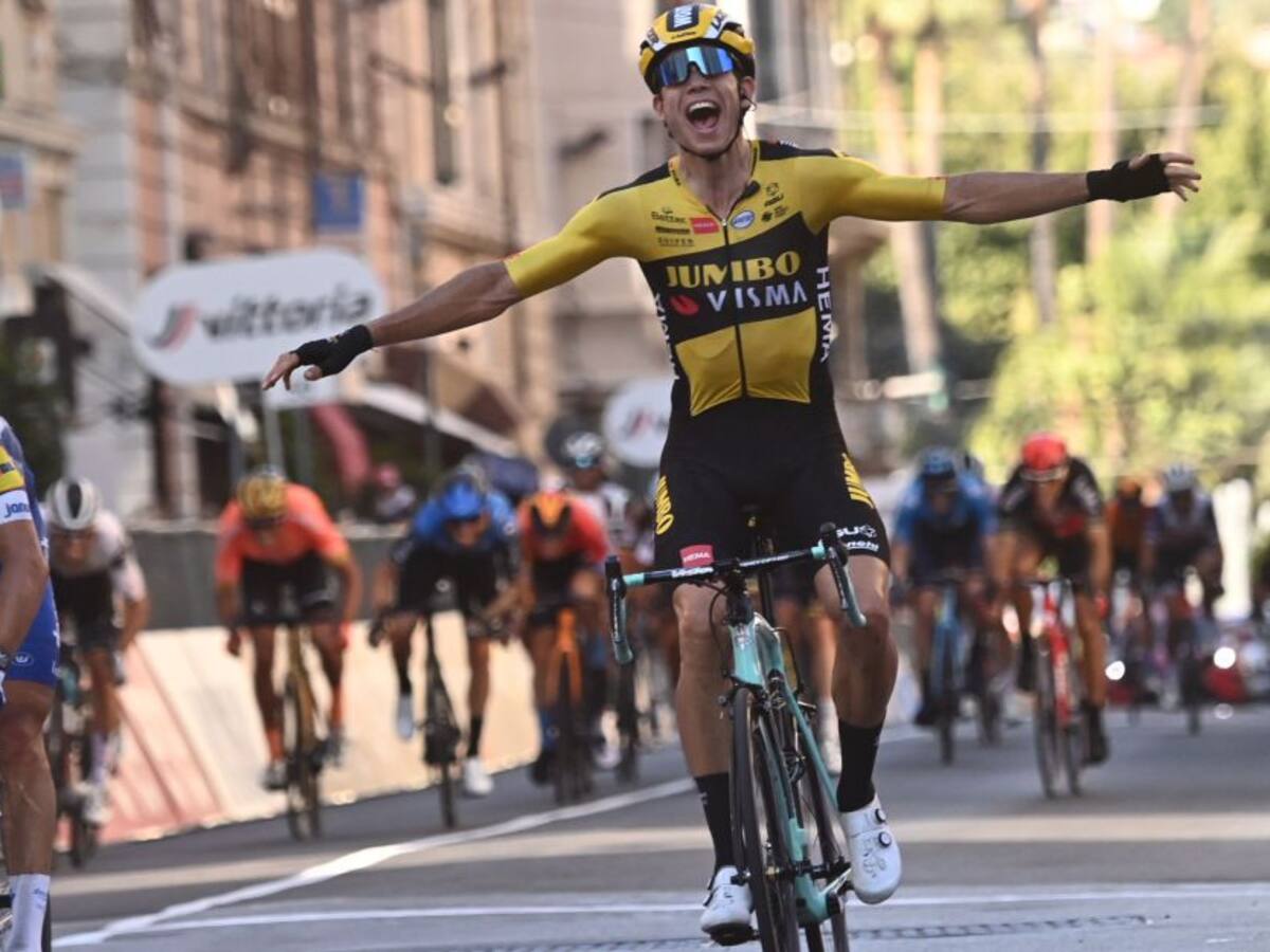 Van Aert se corona al esprint contra Alaphilippe en la Milán-Sanremo