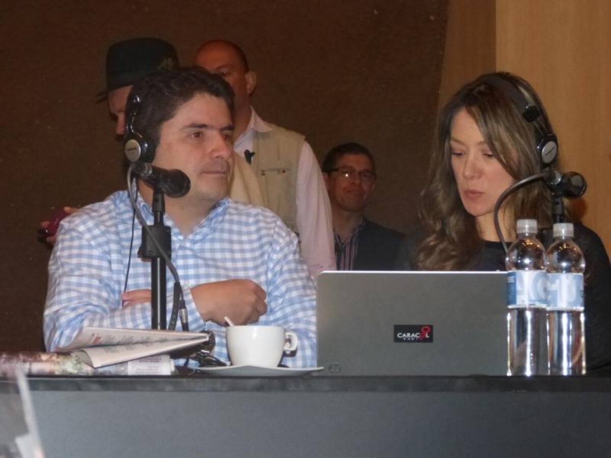 Darío Arizmendi y su equipo desde la ciudad más innovadora del mundo, mostrando lo mejor de Antioquia y sus gentes. Foto: Caracol Radio.