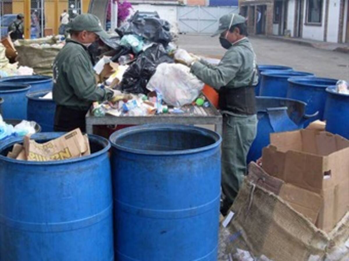 Recicladores están en crisis por bajos precios y desorden en recolección de basuras
