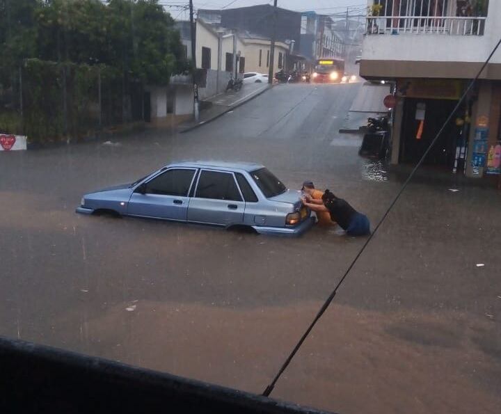 Más de 20 inundaciones en Armenia por aguacero en la tarde del martes 11 de marzo. Foto: Cortesía ciudadanos