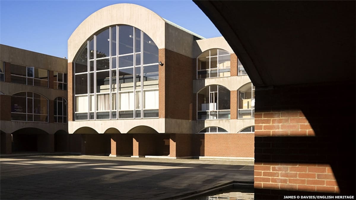 La madera no fue un material olvidado en el periodo de la posguerra. La estación de Oxford Road de Manchester fue construida entre 1959 y 1960 por Max Clendinning. La construcción tenía que ser muy ligera ya que el viaducto sobre el que se asentaba la vieja estación era muy débil.