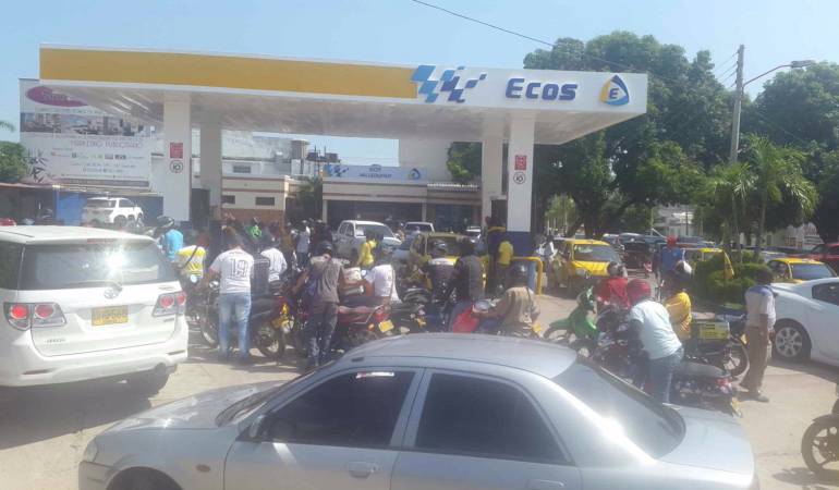 Interminables colas en estaciones de servicio en Valledupar por falta de combustible.