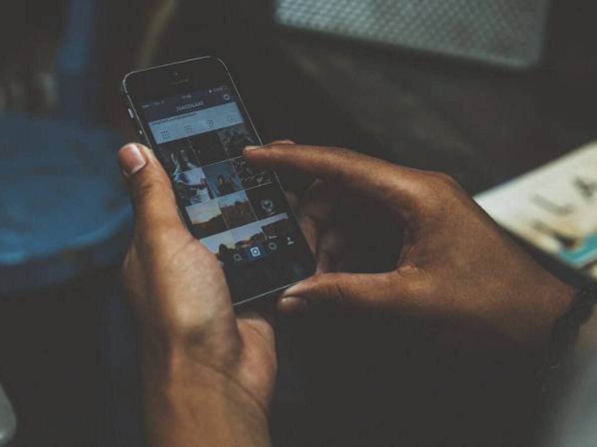 Por qué no utilizar el celular en la oscuridad mientras está en la cama