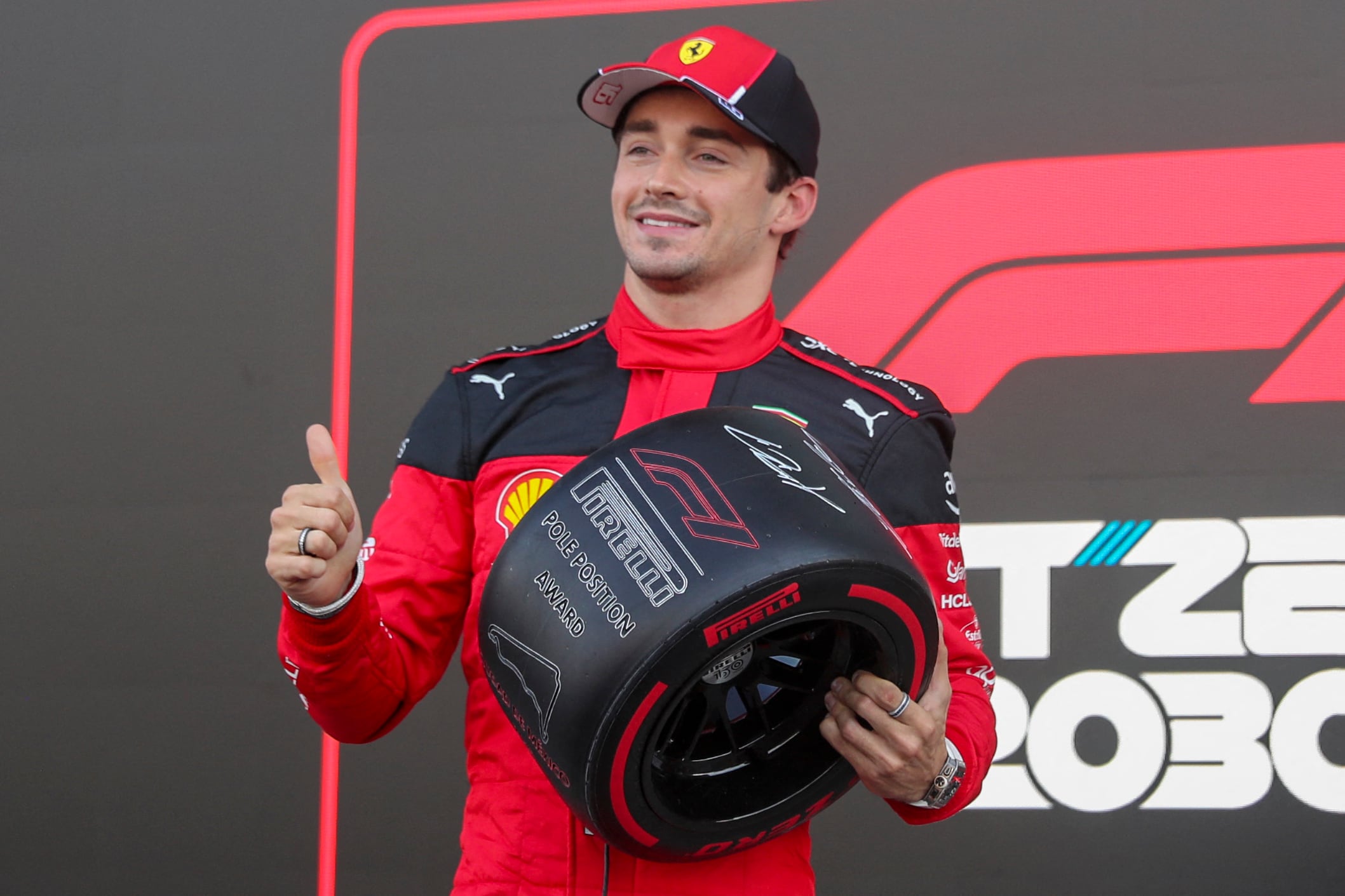 Charles Leclerc clebrando la pole en la clasificación del Gran Premio de México. (Photo by ANDRES STAPFF / POOL / AFP) (Photo by ANDRES STAPFF/POOL/AFP via Getty Images)