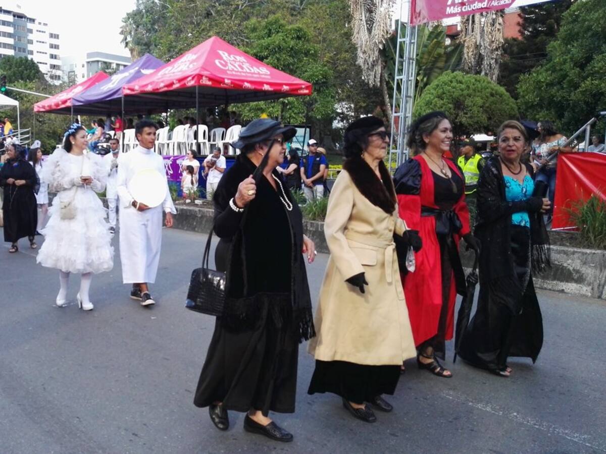 Crónica: Armenia 133 años de fundación,recordando el desfile de la Familia Castañeda
