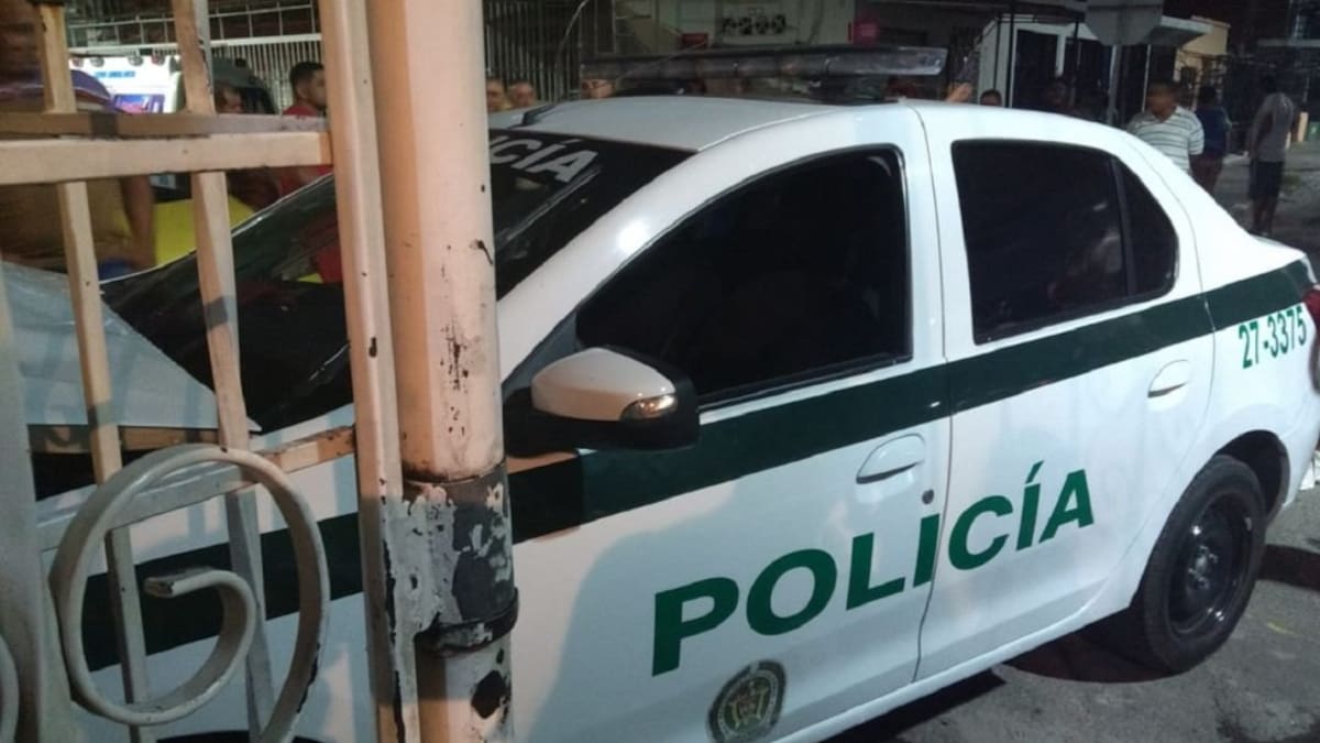 Patrulla de la Policía terminó incrustada en una vivienda