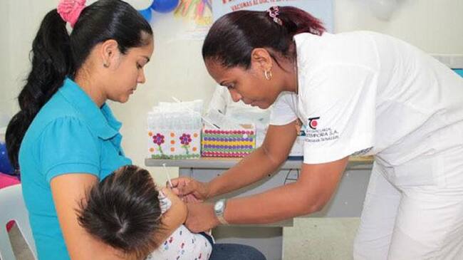 Enfermera vacunando a un bebé