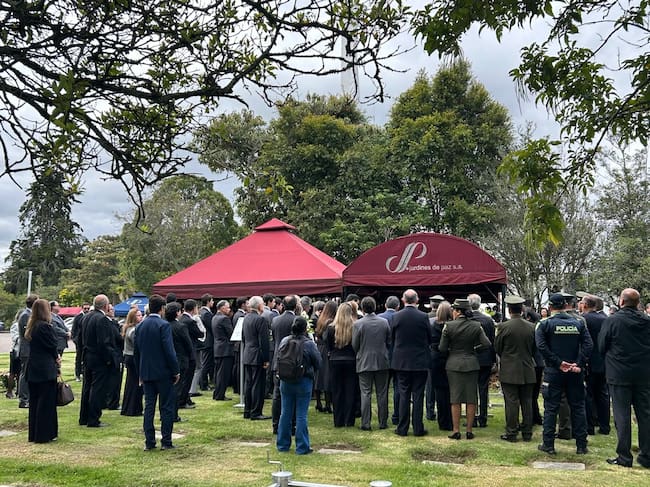Último homenaje a Germán Vargas LLeras en el cementerio Jardines de Paz. Foto Cristina Navarro/ Caracol Radio
