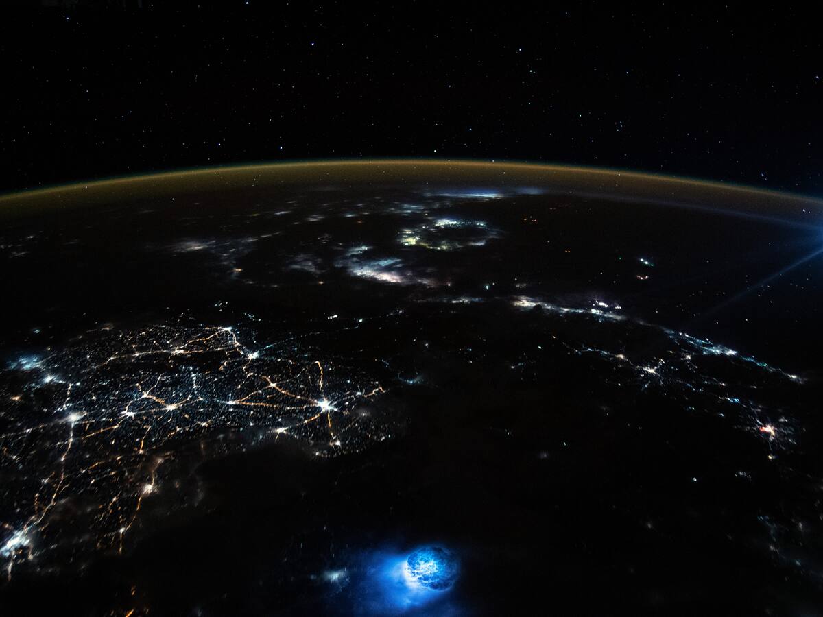 Astronauta captura extrañas manchas azules flotando sobre el planeta Tierra