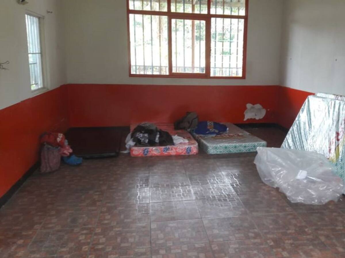 En un albergue temporal pasan la noche las familias evacuadas de Travesías
