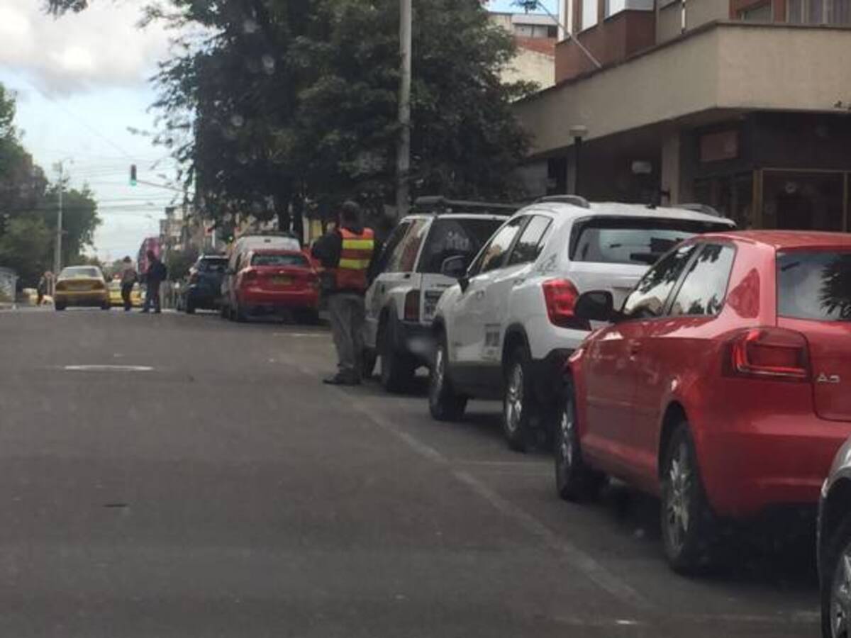 De manera ilegal cobran mensualidades por parquear en espacio público en Bogotá