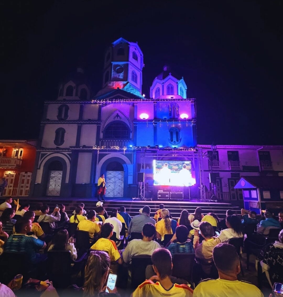 En pantalla gigante en Filandia, disfrutaron de la victoria de la Selección Colombia en el mundial 2026. Foto: Cortesía alcaldía de Filandia