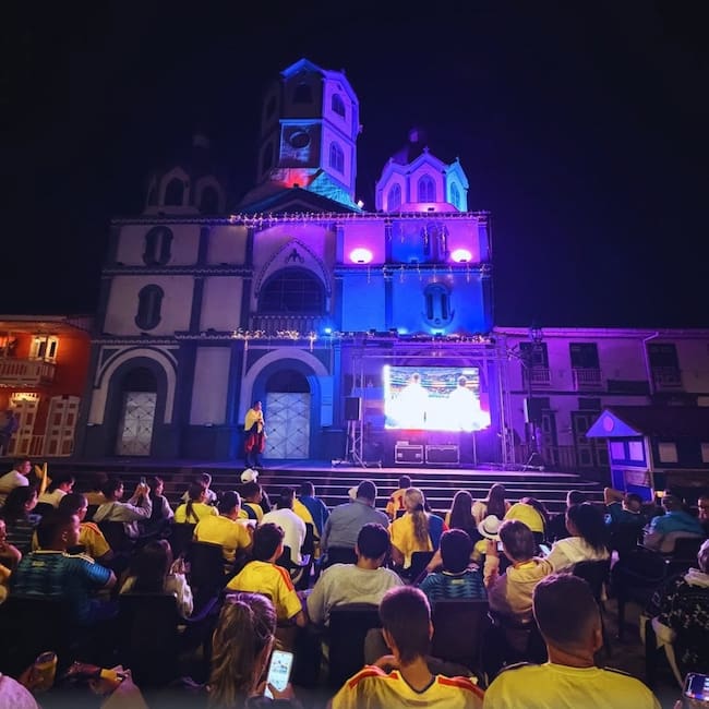 En pantalla gigante en Filandia, disfrutaron de la victoria de la Selección Colombia en el mundial 2026. Foto: Cortesía alcaldía de Filandia