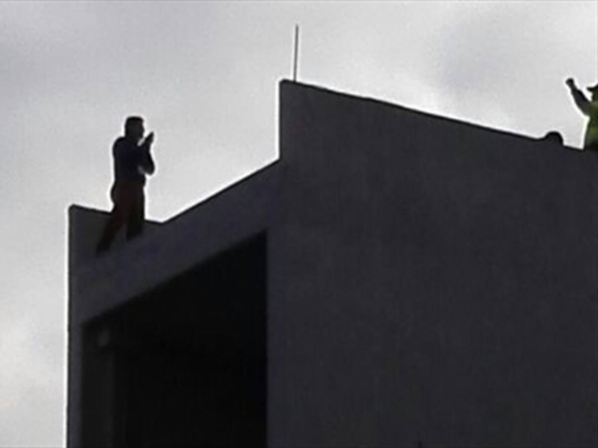 Rescatado el hombre que intentaba suicidarse en el portal 20 de Julio