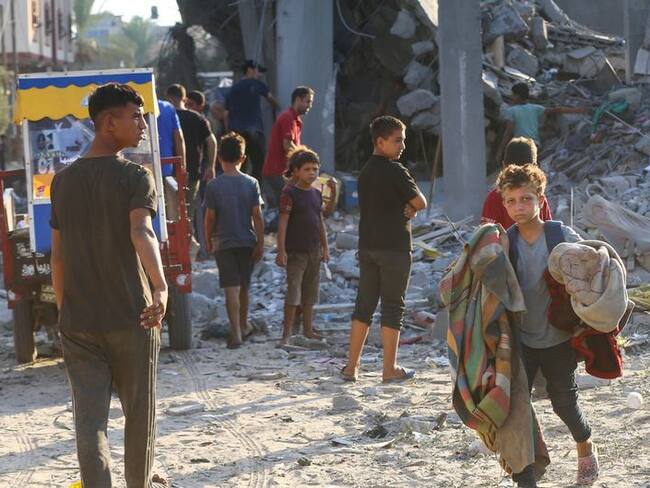 Un niño saca sus pertenencias de un edificio bombardeado en Gaza.
(Foto: UNRWA )