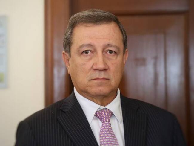 Macías remitió a la comisión de acusaciones salida del país de Santos