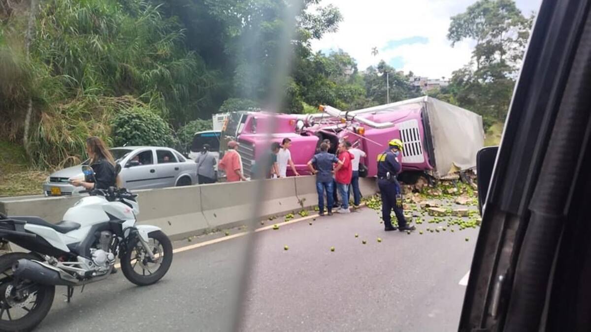 Accidente en la Autopista del Café de tractocamión