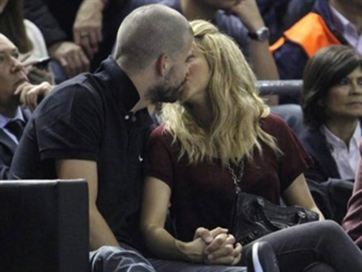 Piqué y Shakira, enamorados en las gradas de un estadio de baloncesto