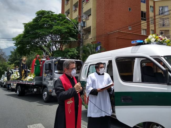 La Policía llevó el viacrucis del viernes Santo a los barrios de Medellín