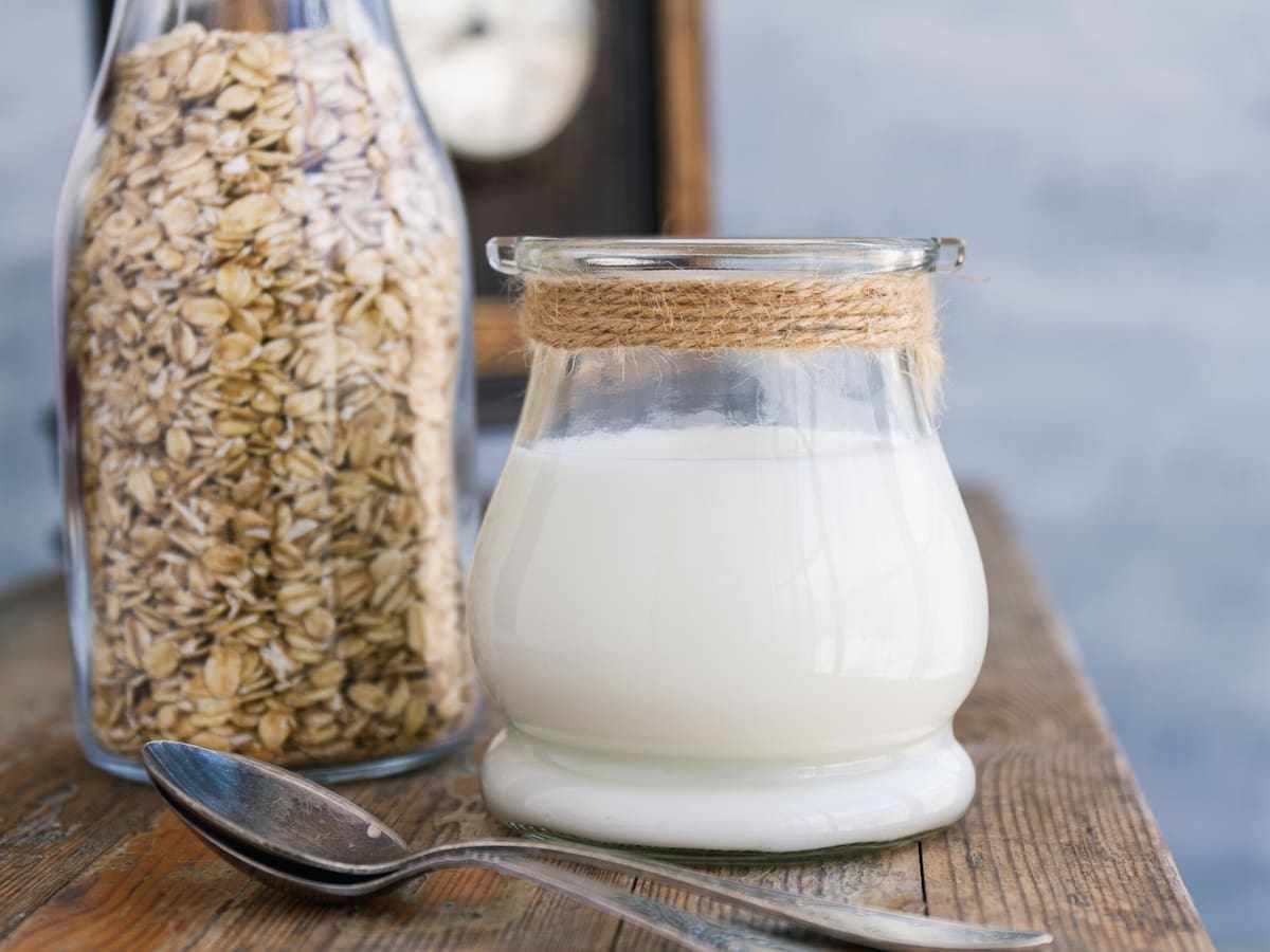 Leche de avena ¿puede reemplazar la de vaca?: expertos la recomiendan a estas personas