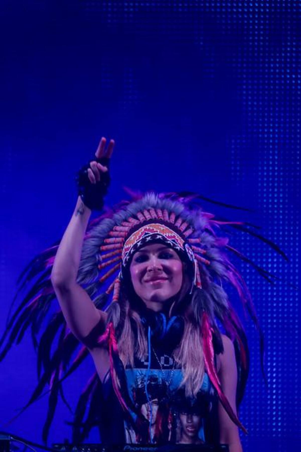 Natalia París fue la encargada de comenzar la fiesta en el Castillo Marroquín donde se presentó también Paris Hilton.