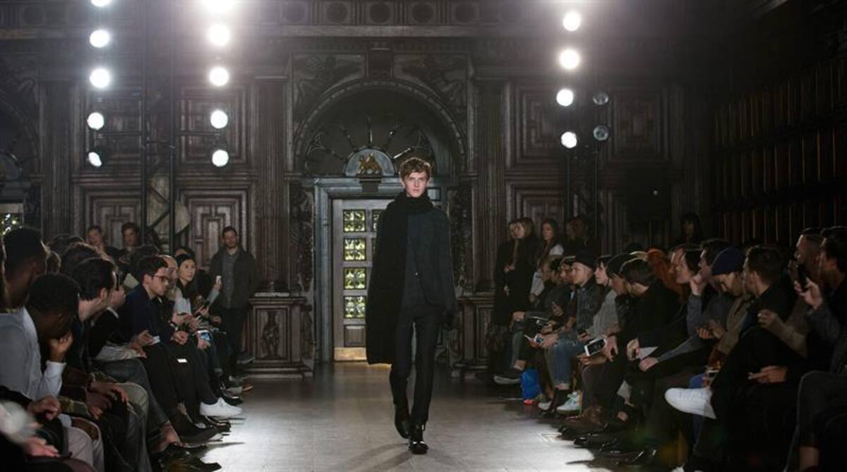 Una serie de modelos presentan la colección de otoño, invierno 2015 en la semana de la moda masculina en Londres, Inglaterra, que se realizará hasta el próximo 12 de enero.