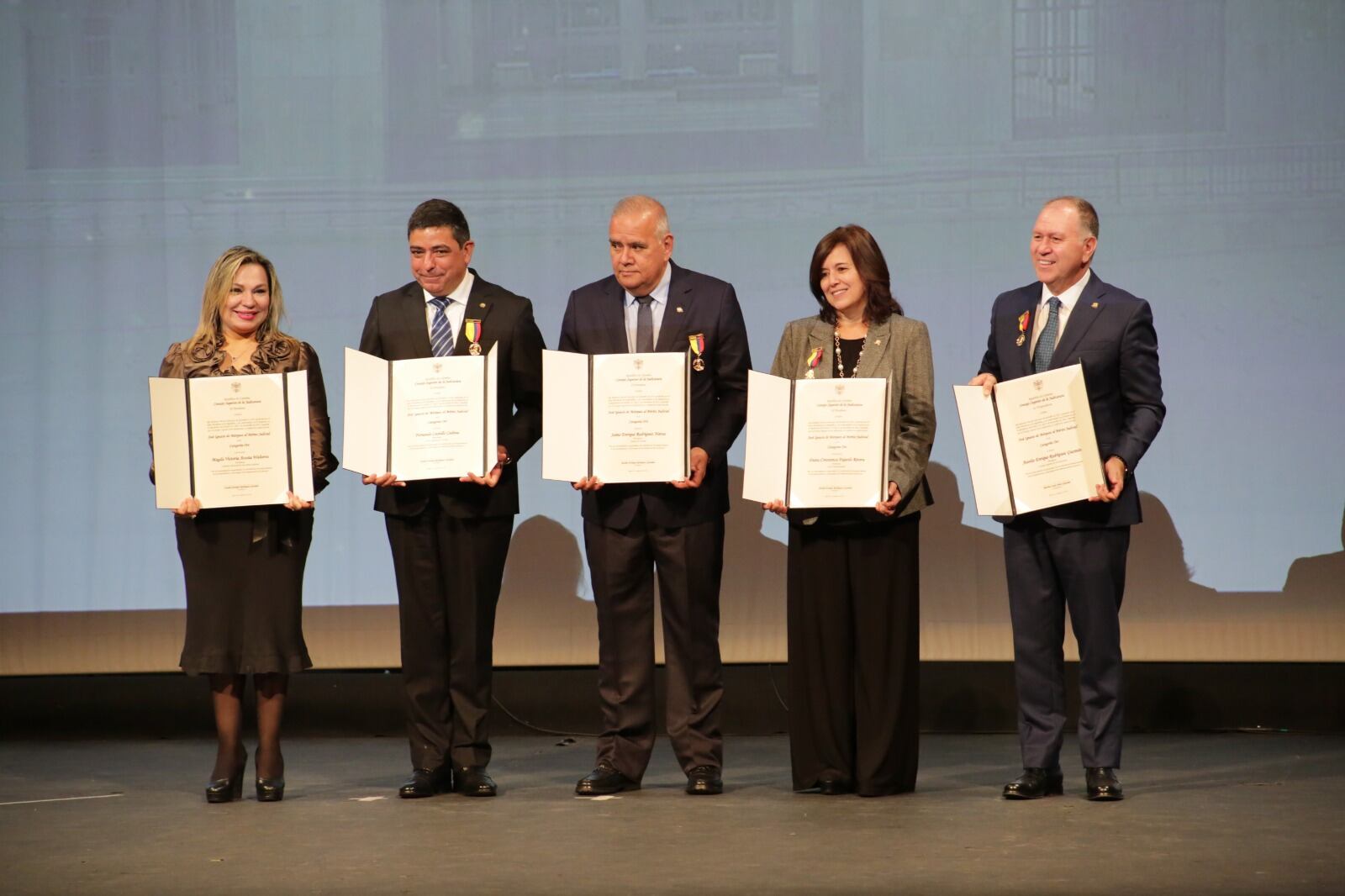 Condecoración “José Ignacio de Márquez al mérito judicial” fueentregada a los servidores de la Rama Judicial que se destacaron
por su devoción al servicio