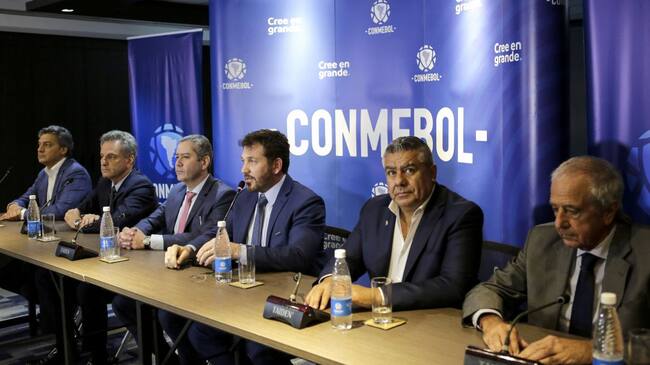Reunión de Conmebol junto a los presidentes de varias federaciones de fútbol sudamericanas.