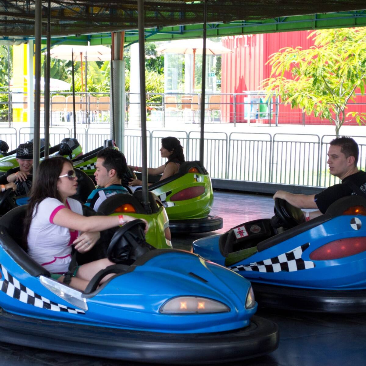 “Colores al Parque”: descuentos en Parques de Medellín durante las vacaciones por vestir de color