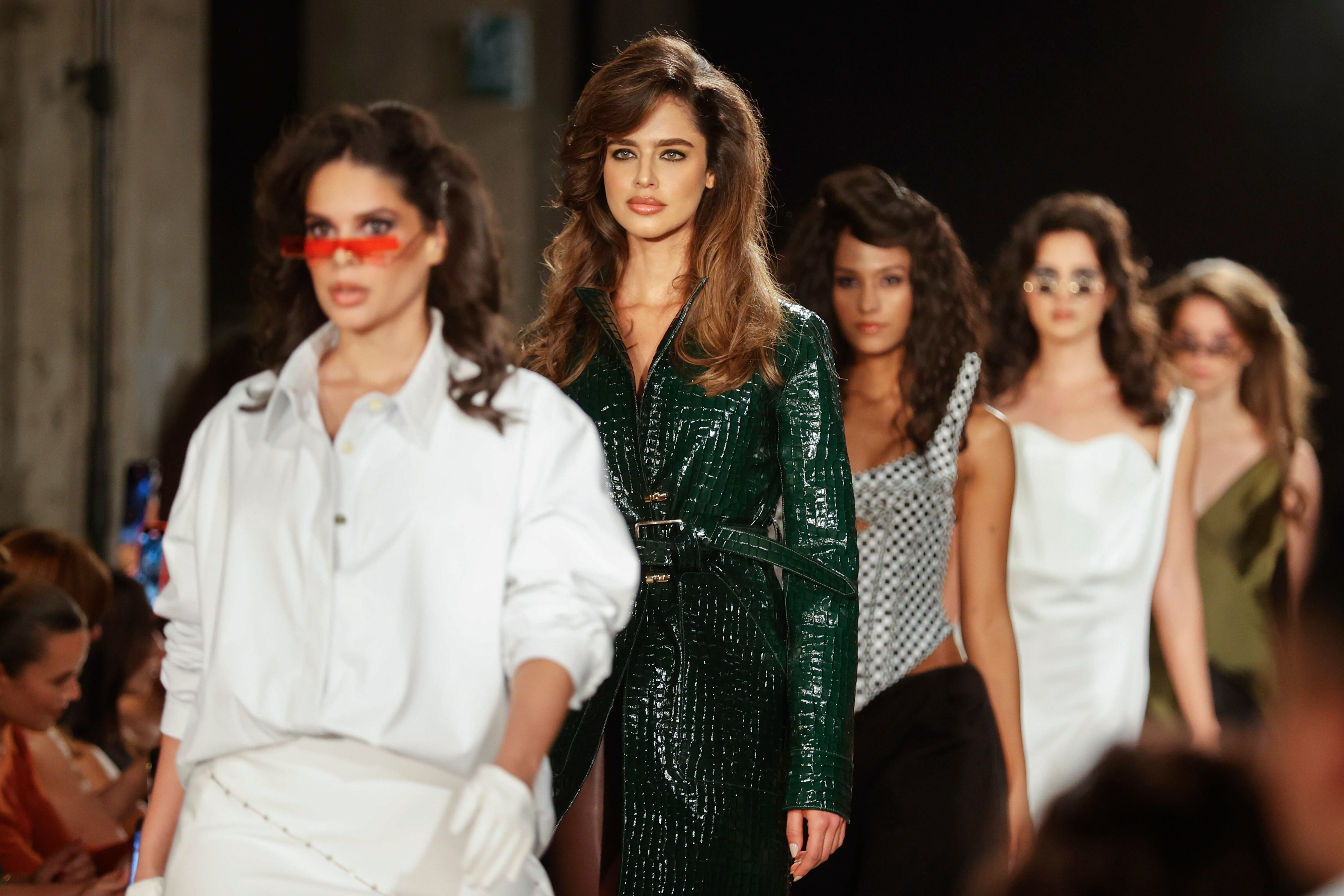 AME9268. BOGOTÁ (COLOMBIA), 19/05/2025.- Modelos desfilan un diseño del colombiano Jorge Duque, quien presentó su colección 'Gabinete de curiosidades latinas', este lunes, en Bogotá (Colombia). La Semana de la Moda de Bogotá arrancó con un desfile que evocó el sentimiento latino y rindió homenaje a la moda popular dentro de una antigua fábrica local restaurada para eventos culturales. EFE/ Mauricio Dueñas Castañeda